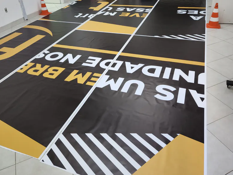 Adesivo de piso em preto e amarelo aplicado em um salão