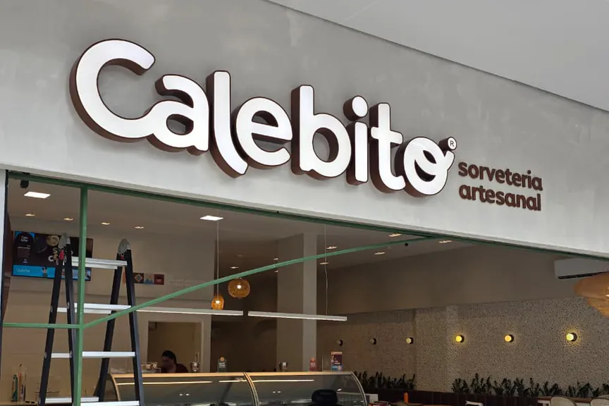 Fachada da sorveteria Calebito com o letreiro instalado