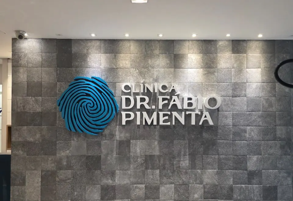 Letreiro da Clínica Dr. Fabio Pimenta em parede de pedra