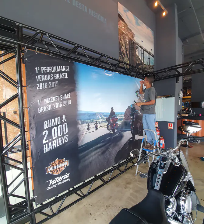 Painel Rumo a 2.000 Harleys montado em estrutura na loja da Harley-Davidson