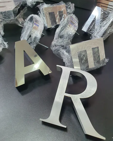 Letras-caixa de aço prontas para instalação