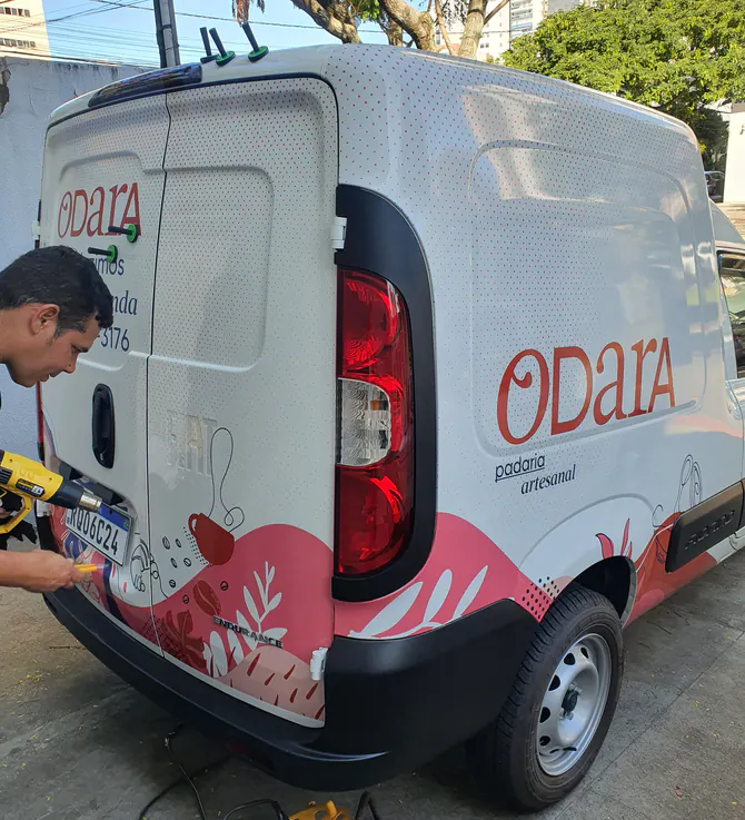 Adesivagem da van da Odara sendo finalizada