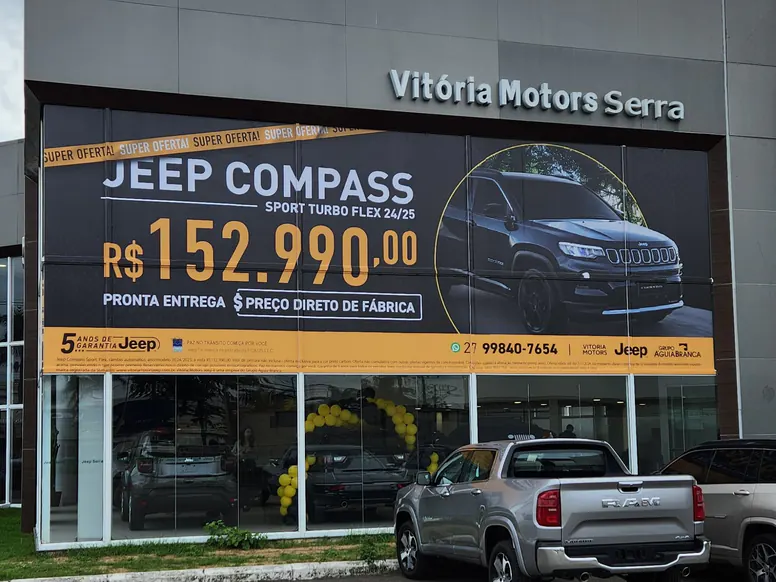 Fachada da Vitória Motors Serra com o painel do Jeep Compass