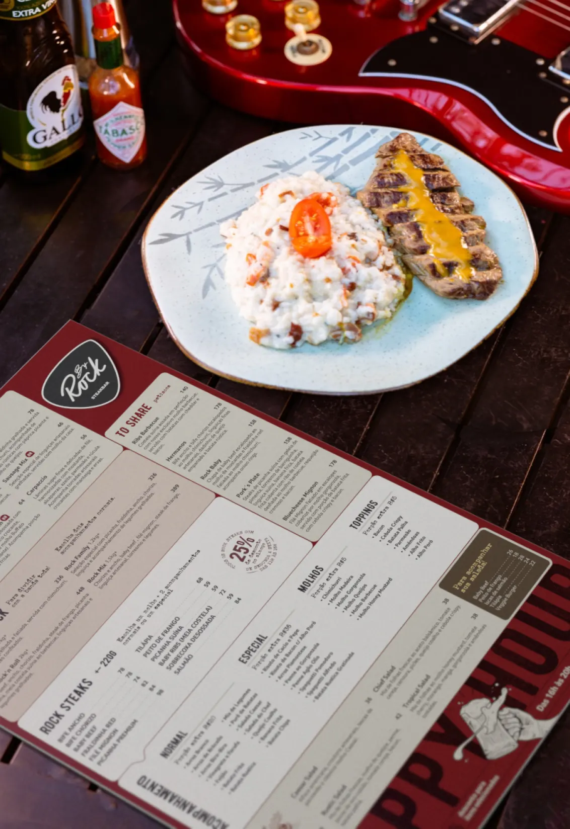 Cardápio do Rock Burger na mesa, ao lado de um prato servido