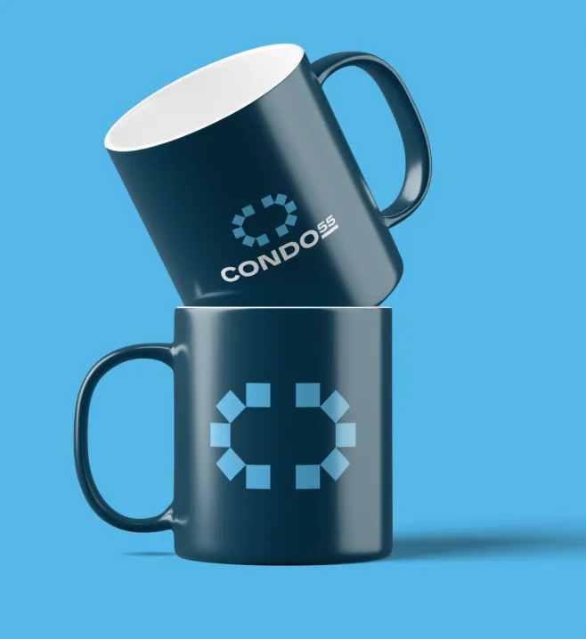 Canecas azul-escuro com o logotipo e o símbolo da Condo55