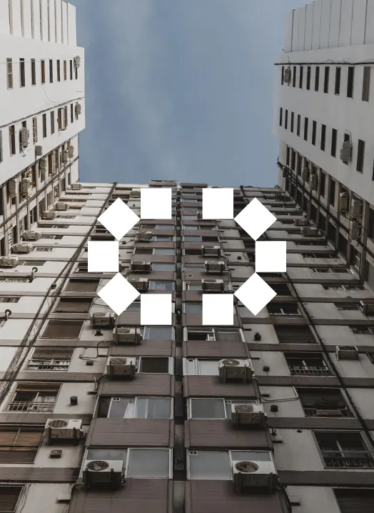 Símbolo da Condo55 em branco sobre a fachada de um prédio